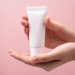tub de crema in mana